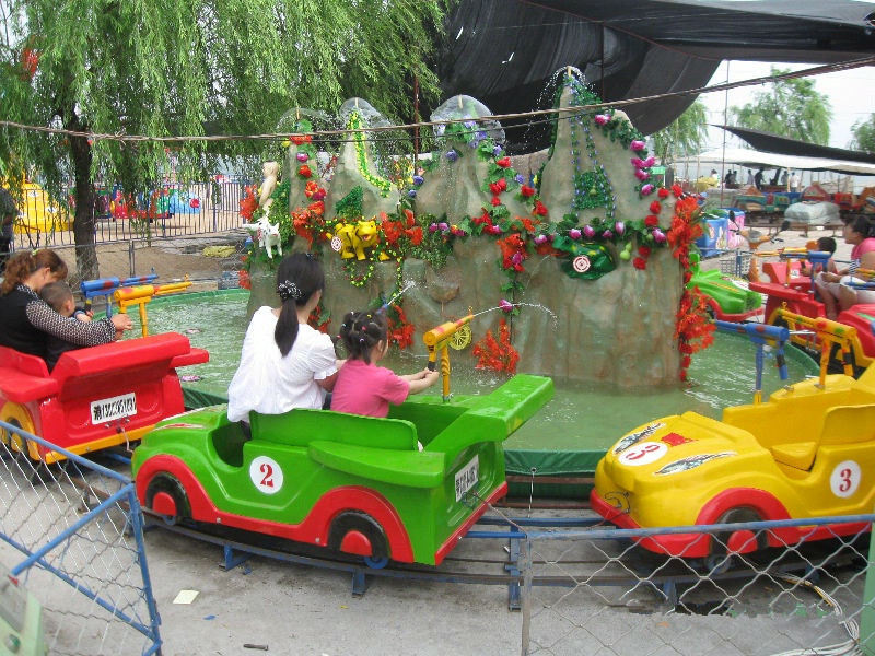 水陸戰(zhàn)車(chē)游樂(lè)設(shè)備